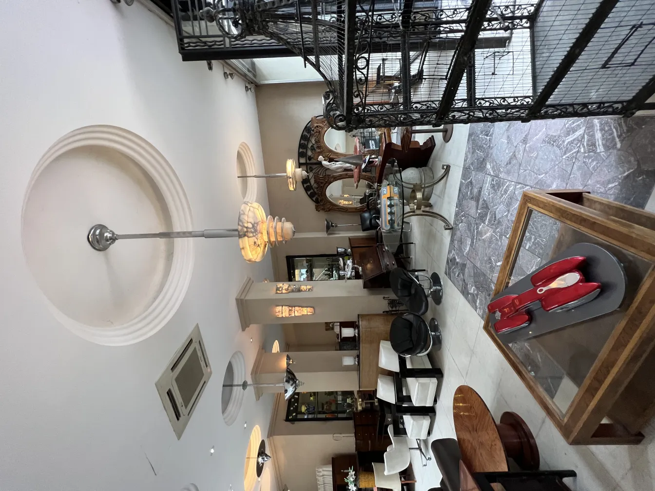 मार्सेलो पेन्या के डिज़ाइनर की प्राचीन कार एक आधुनिक फर्नीचर सेटिंग में प्रदर्शित है।