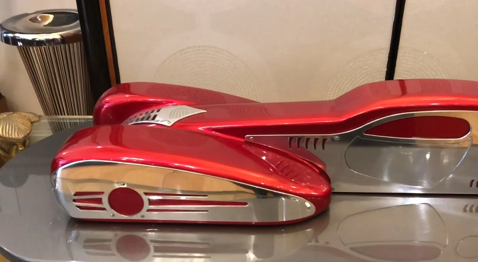 Voiture du designer Marcelo Peña, avec un design rouge brillant accrocheur, dans un environnement élégant.