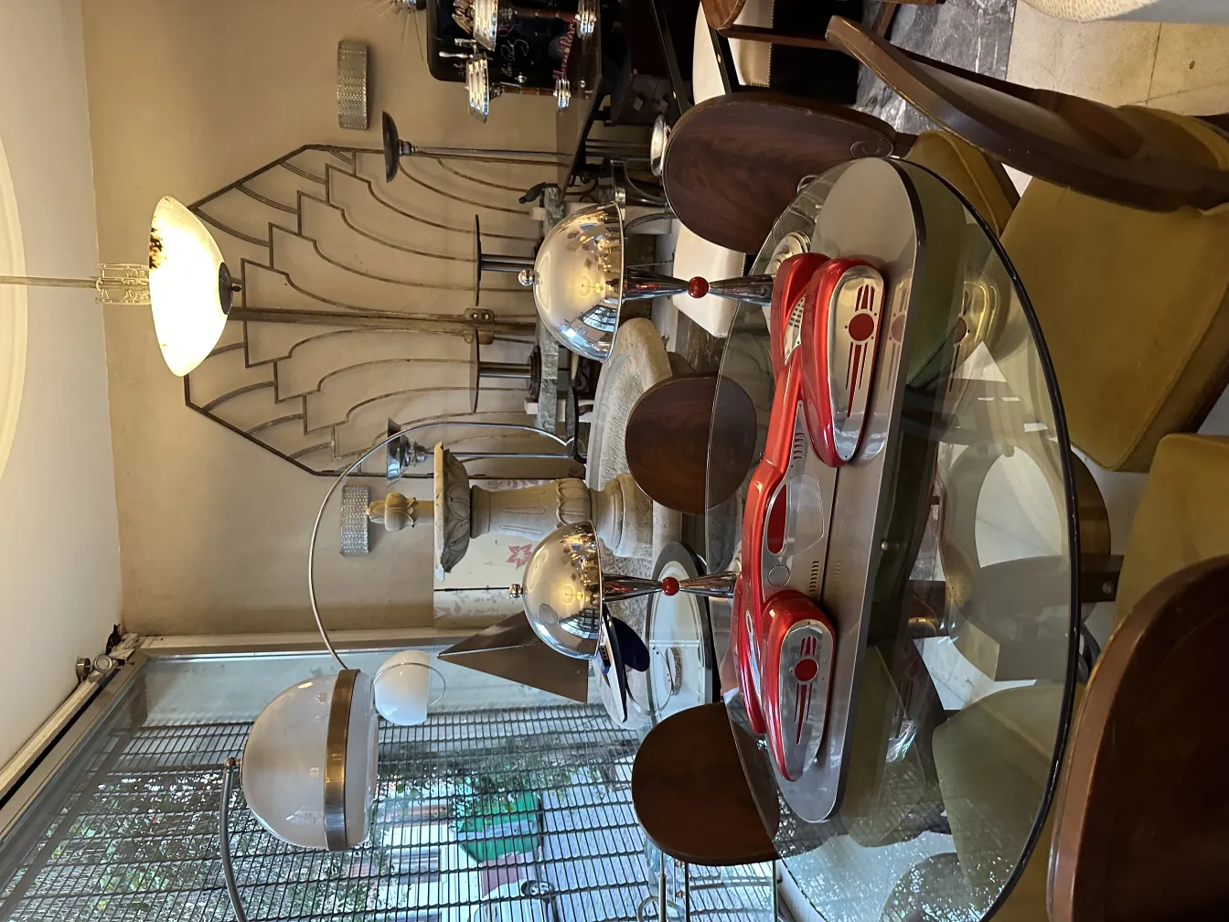 Antica auto del designer Marcelo Peña in un ambiente elegante e moderno con elementi decorativi.