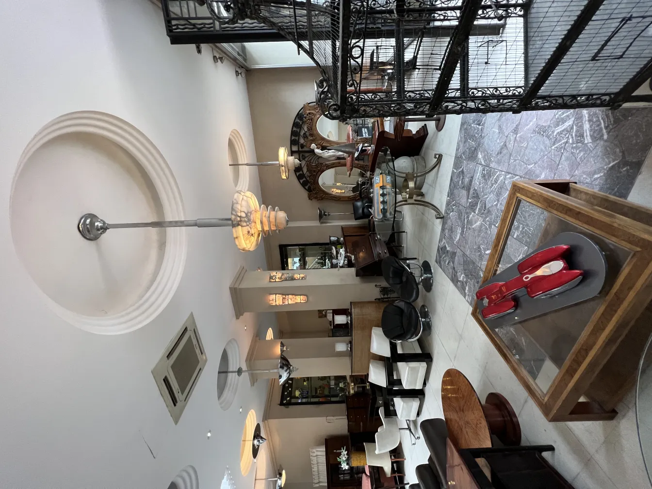 Auto antiguo del diseñador Marcelo Peña en un ambiente elegante.