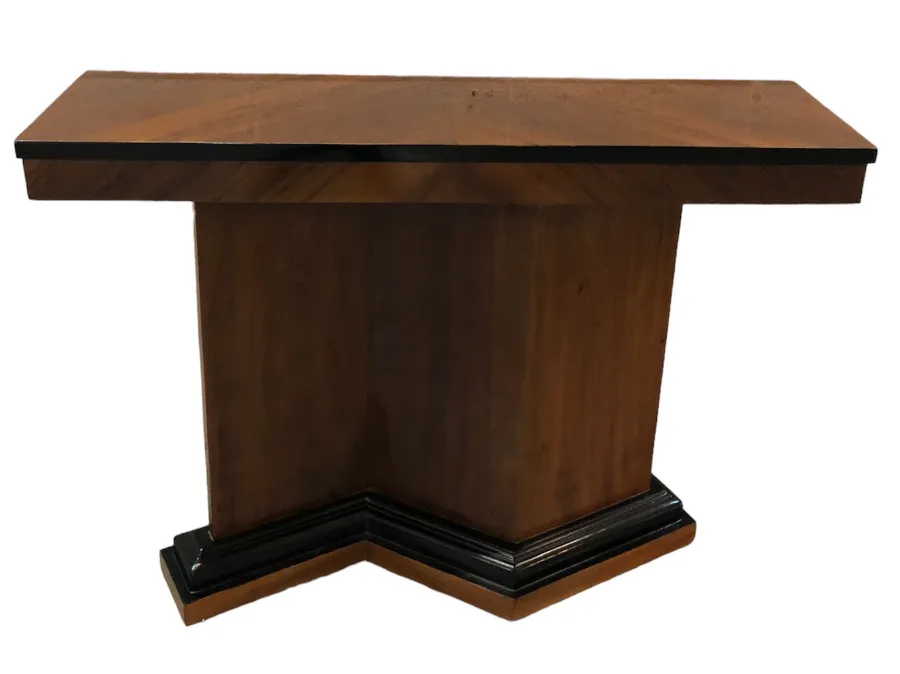 Antike Konsolen in einer gemütlichen Umgebung mit elegantem Design