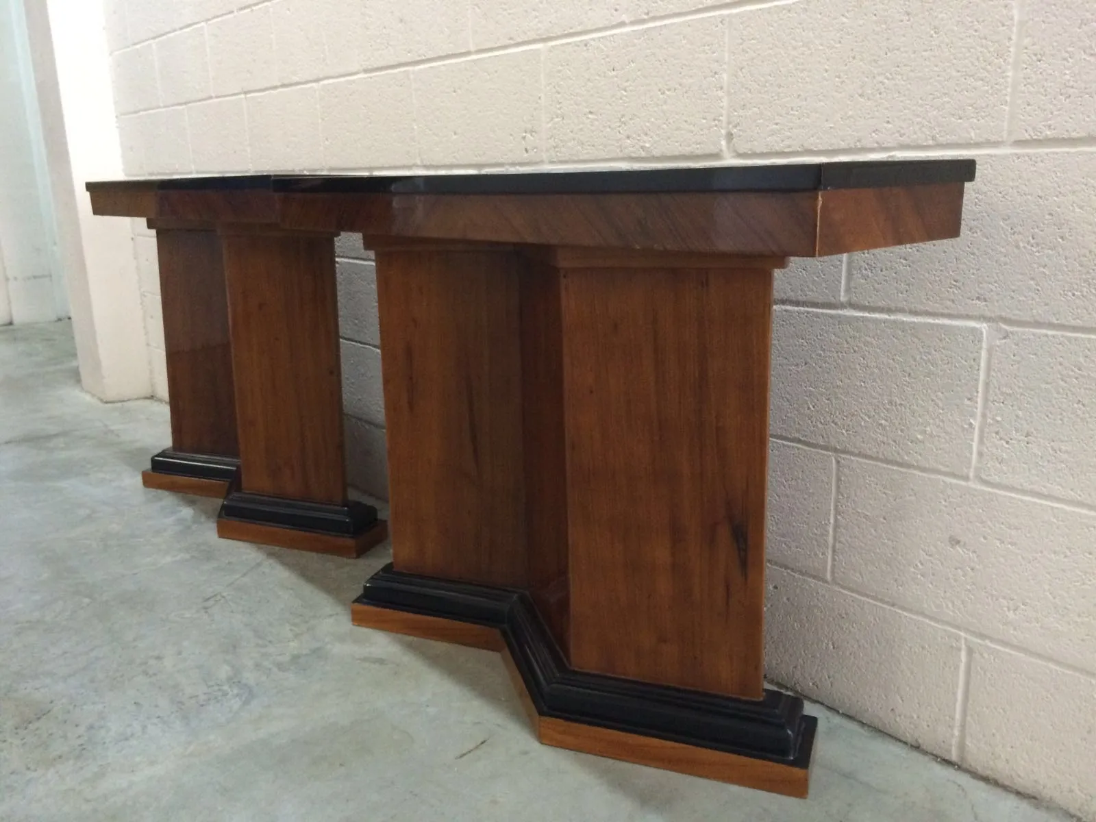 duas consoles antigas com base sólida e design elegante