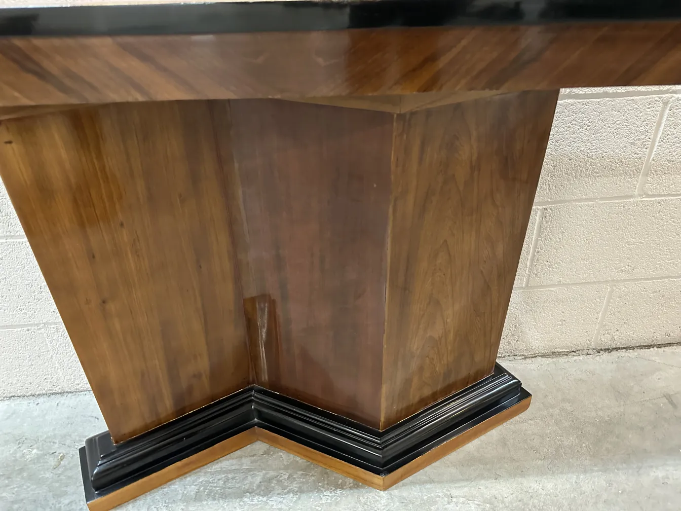 вид двух антикварных дресуаров в декоративной обстановке