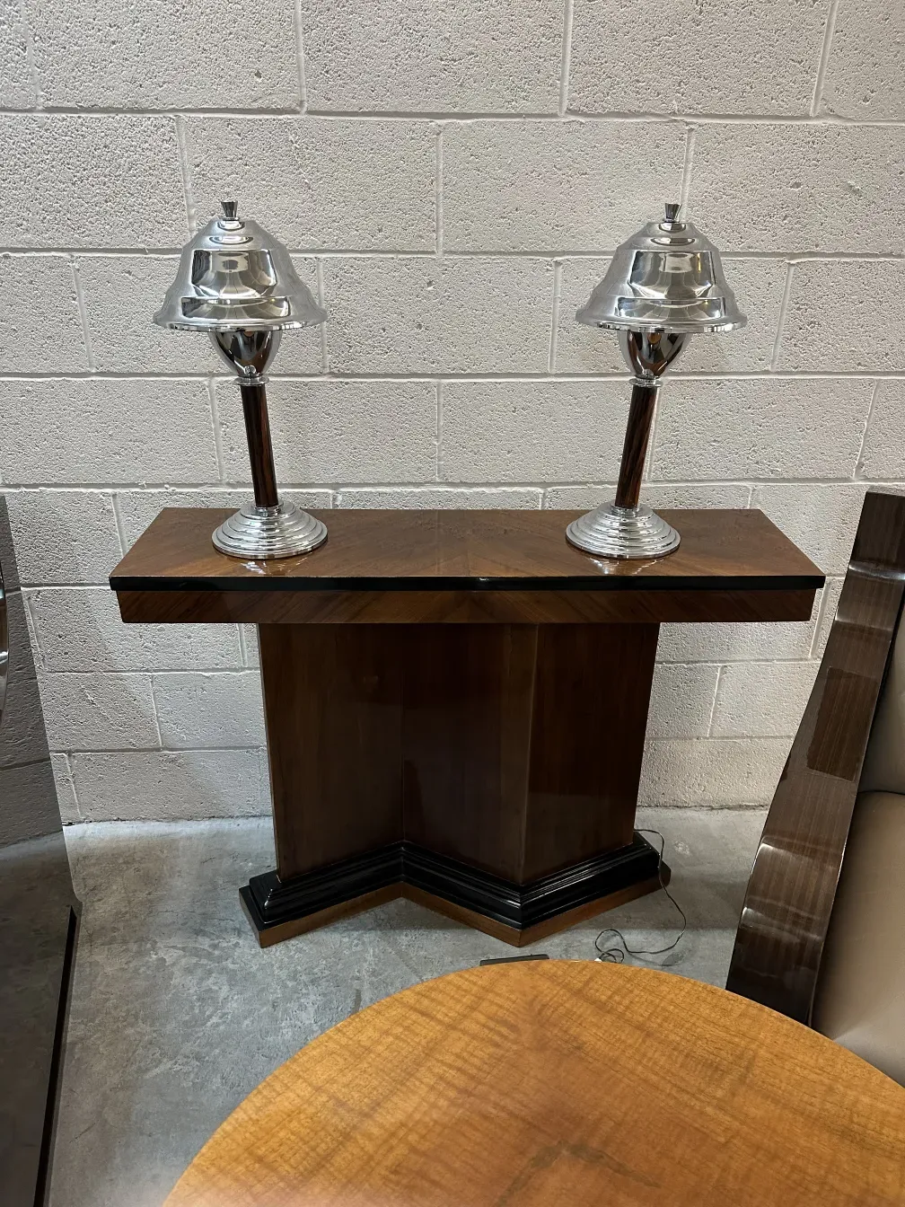 Duas consoles antigas com detalhes brilhantes e forma elegante