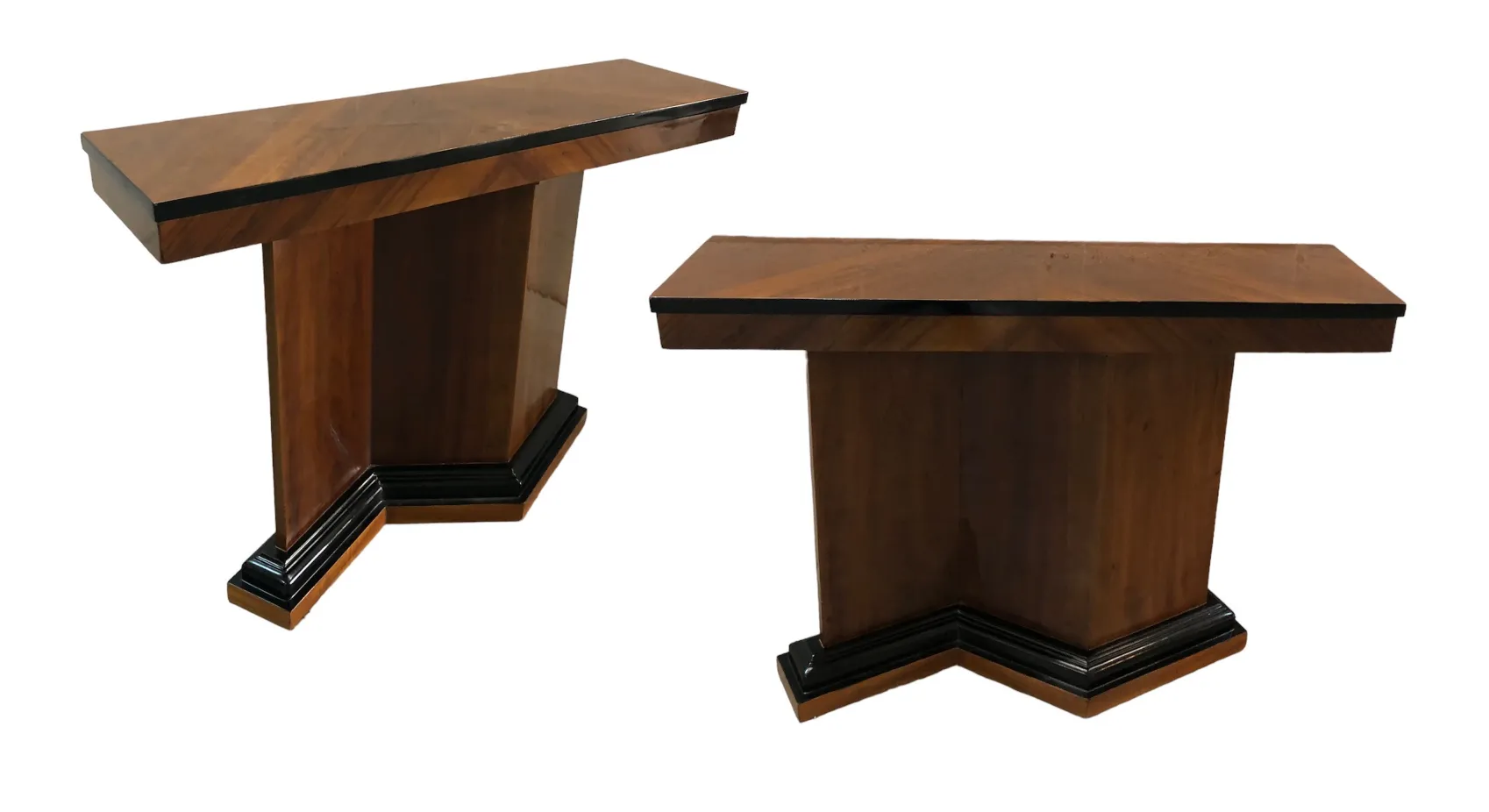 Conjunto de duas consolas antigas elegantes em ambiente acolhedor.