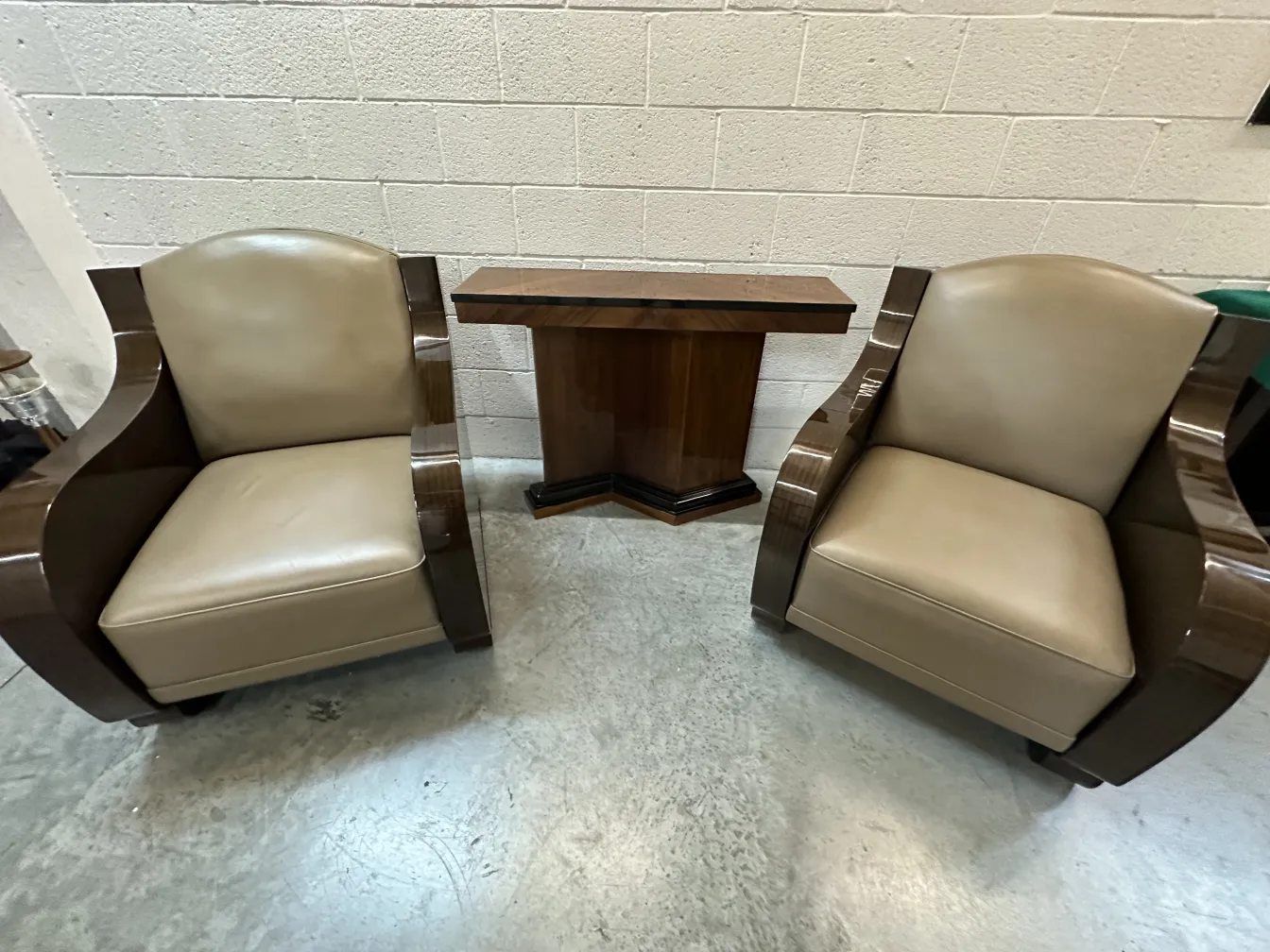 dos consolas antiguas en un ambiente elegante con sillones