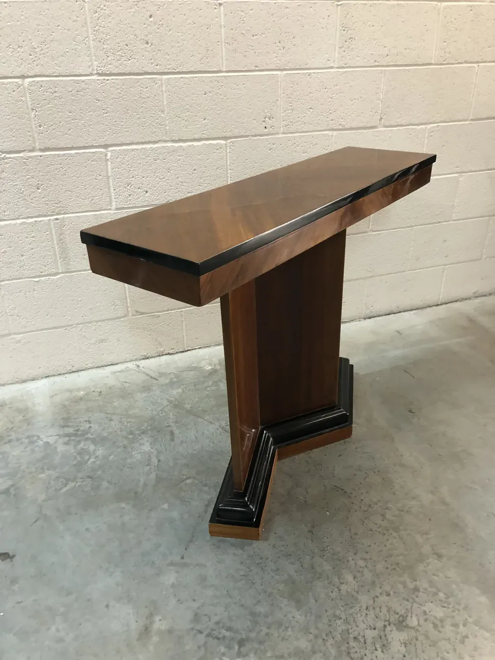 两张古董芬利控制台桌侧面视图，具有独特细节