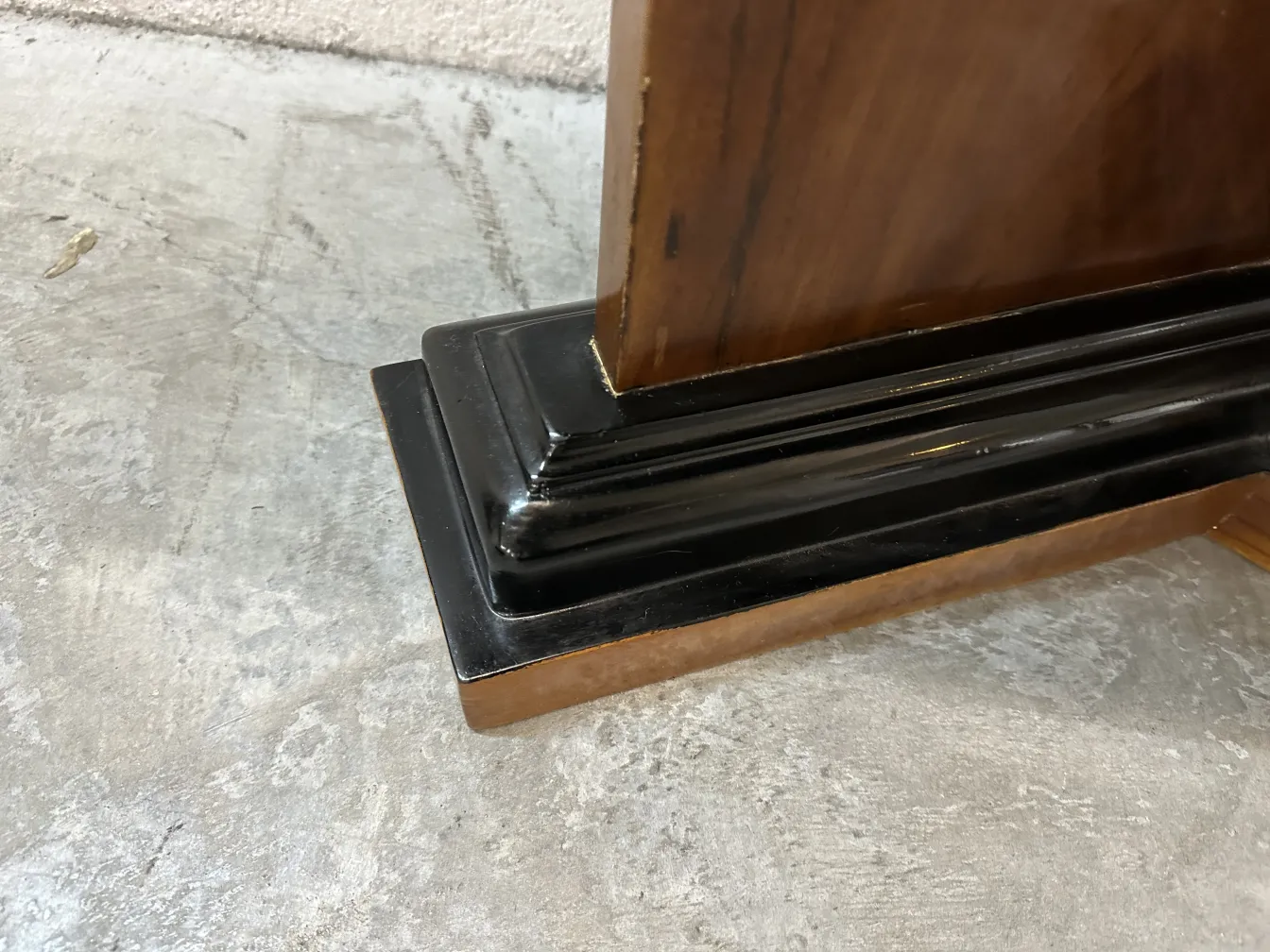 deux dresuars anciens avec design élégant et soigné