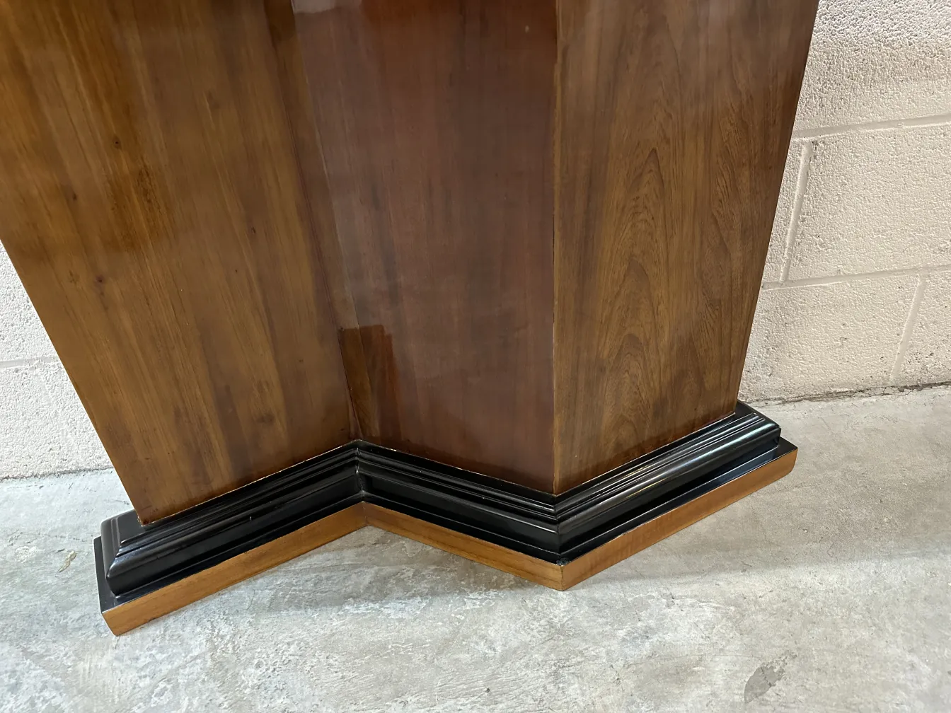 Dos consolas antiguas con un acabado atractivo, en un ambiente neutro.