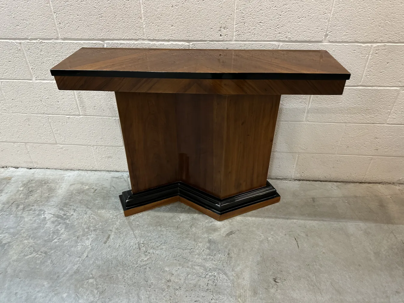 Antiguo conjunto de 2 consolas decorativas, diseño elegante. Se encuentran en un ambiente neutro.