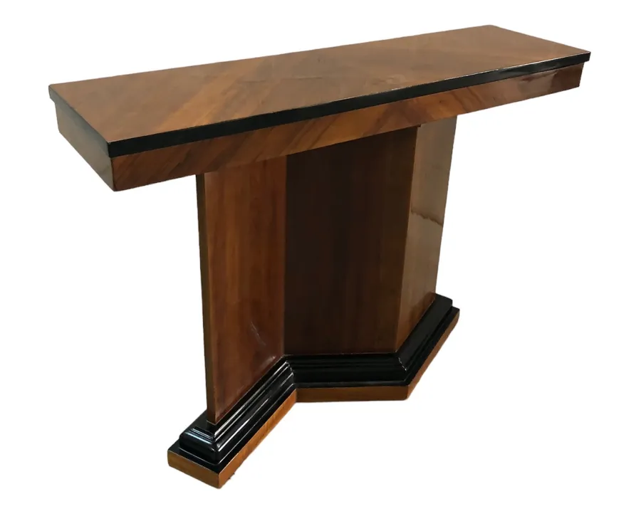 Due mobili dresuars antichi con design elegante in un contesto classico