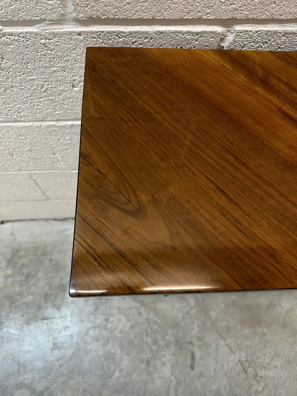 滑らかで洗練された仕上げの2つの古代装飾コンソール