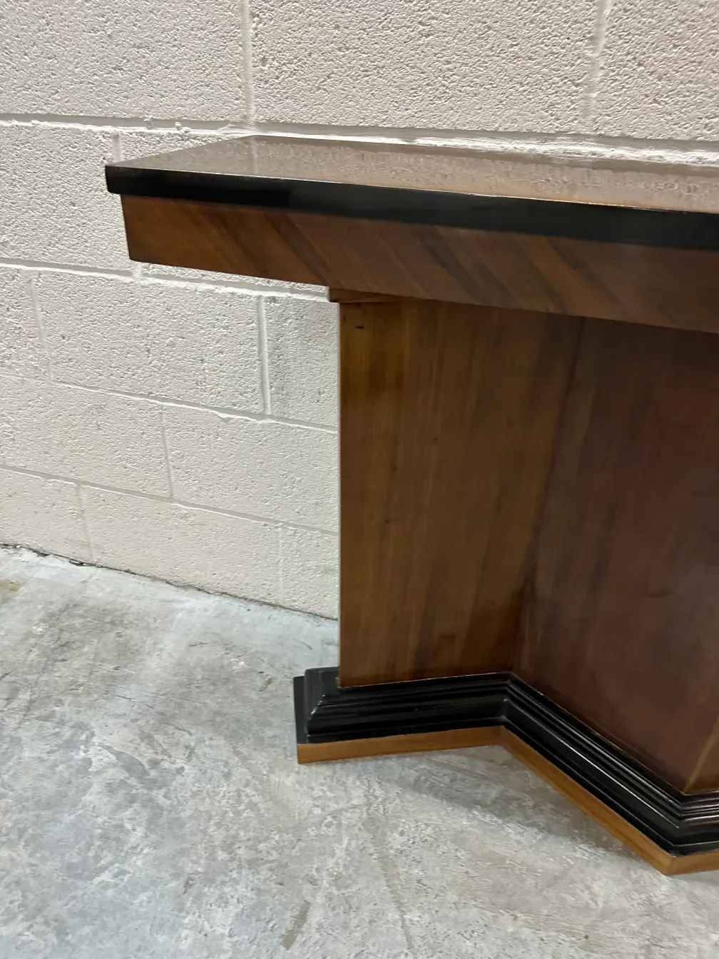 Visão de duas consoles antigas em um ambiente neutro