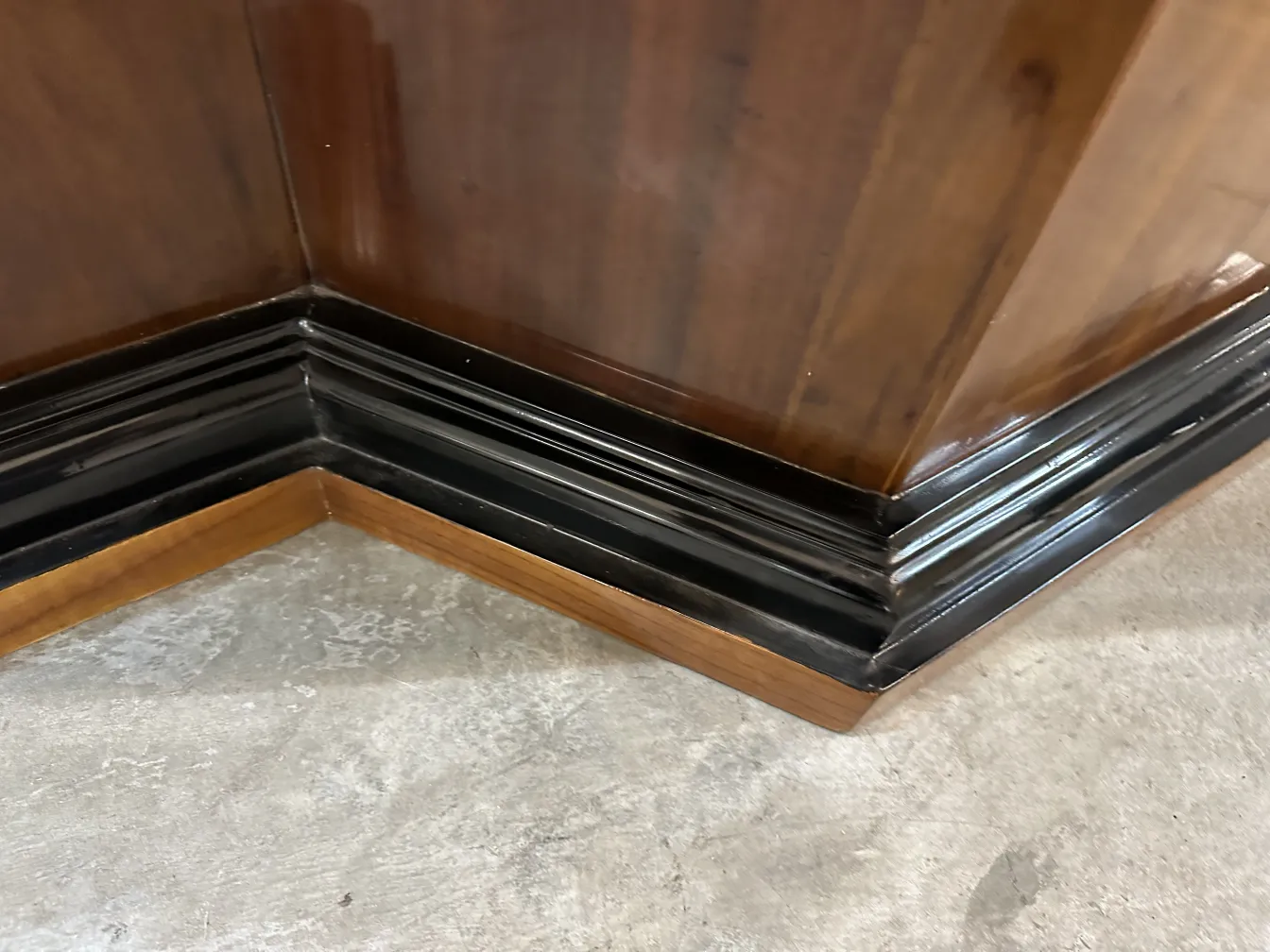 две антикварные стойки в углу с декоративными деталями