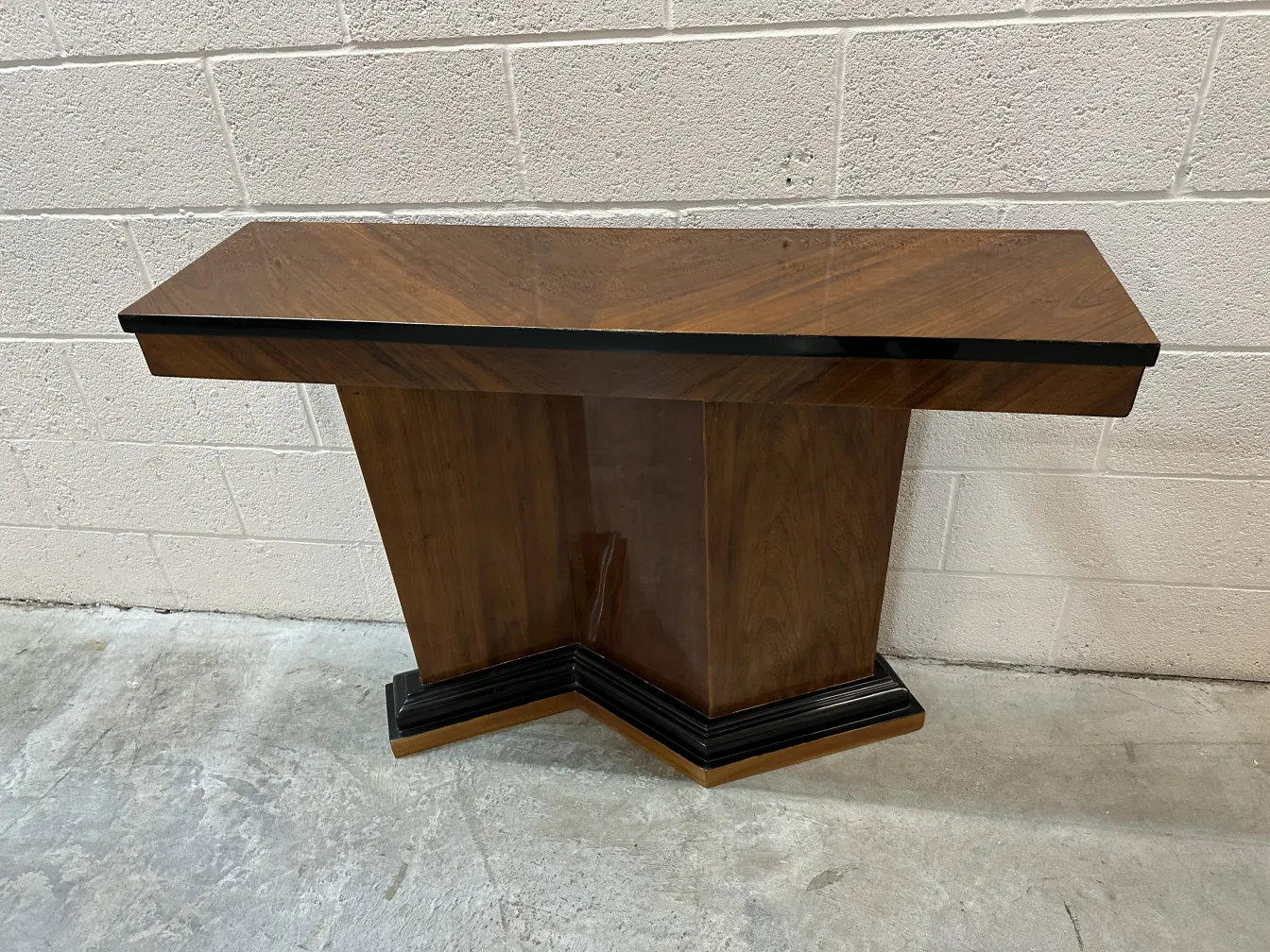 عرض جانبي لطاولتين قديمتين للديكور