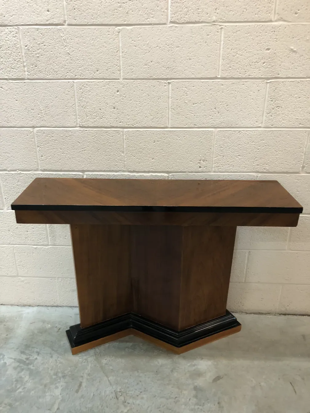 Dos consolas antiguas, diseño elegante, color madera, ambiente clásico.