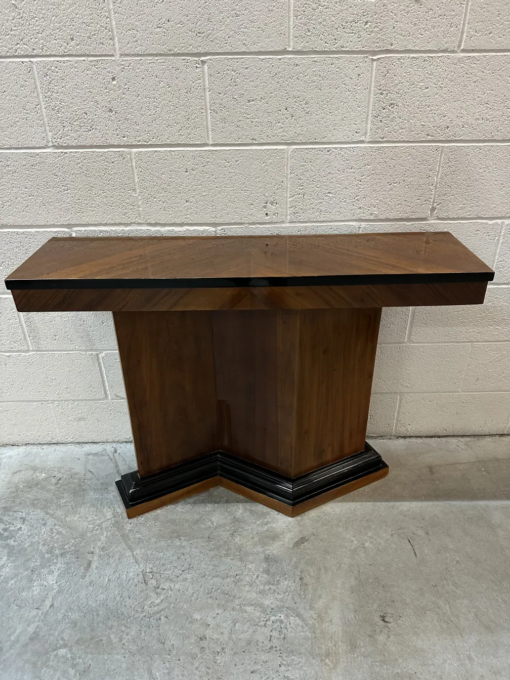 due consolle antiche con design elegante in ambiente moderno