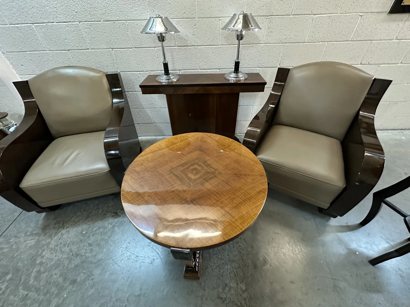 dos consolas antiguas en un ambiente acogedor con sillones