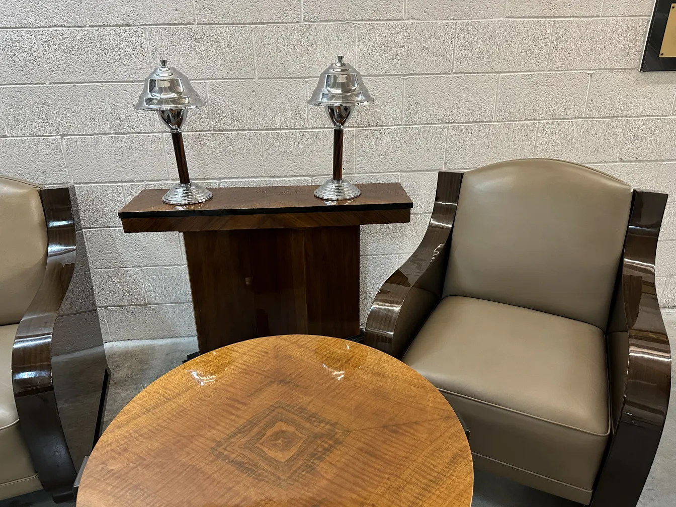 deux dresuars antiques à côté de chaises et de lampes en argent
