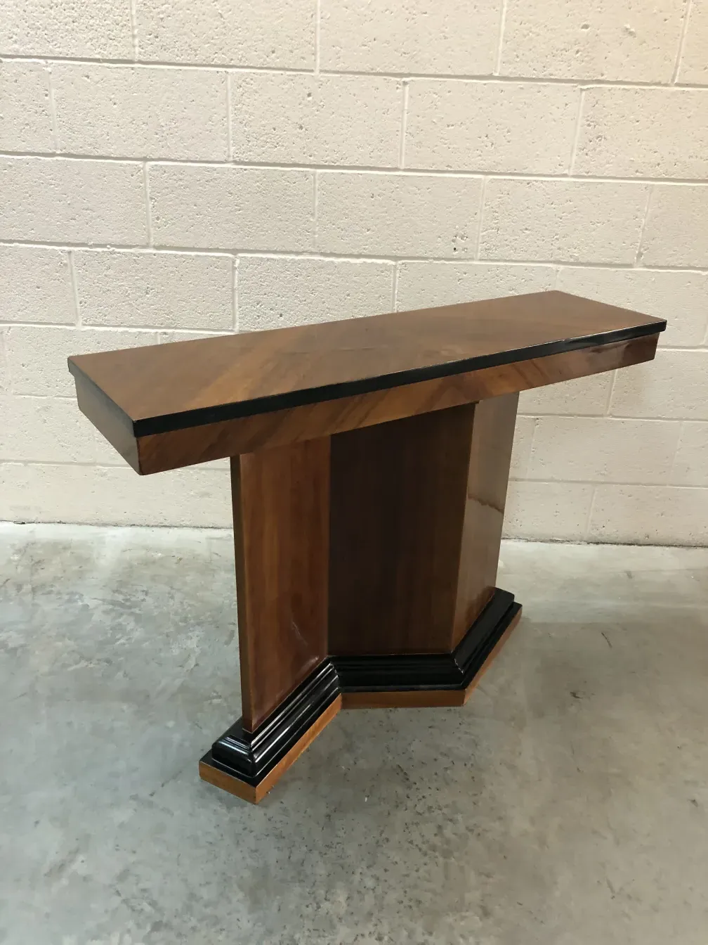 2 consoles antigas com detalhes elegantes e formas distintas em um ambiente claro