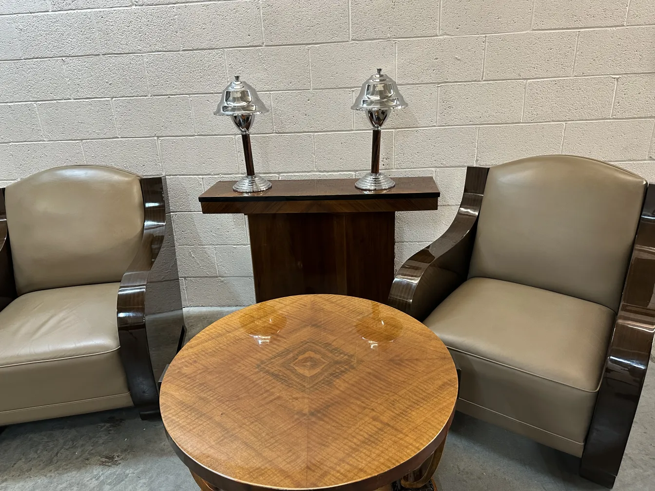 duas consoles antigas em um ambiente elegante com lâmpadas