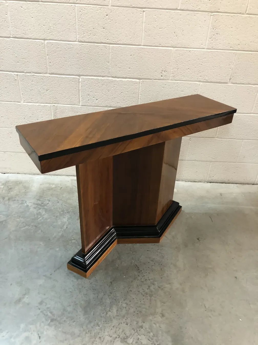 dos consolas antiguas con un diseño elegante en un entorno neutro