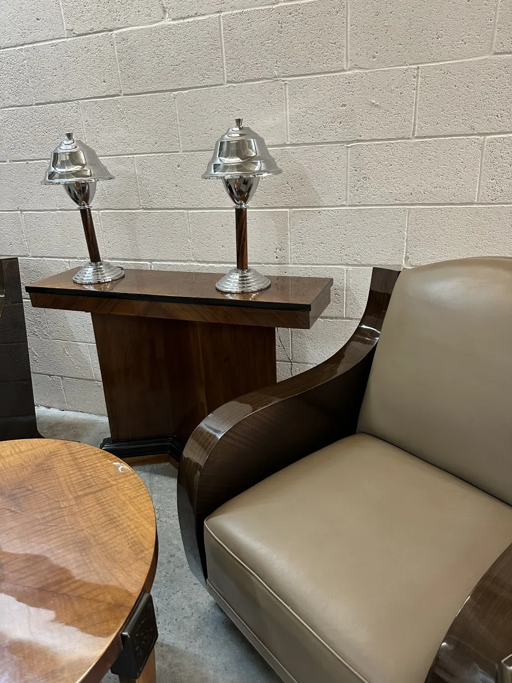 两张古董控制台配优雅的灯具