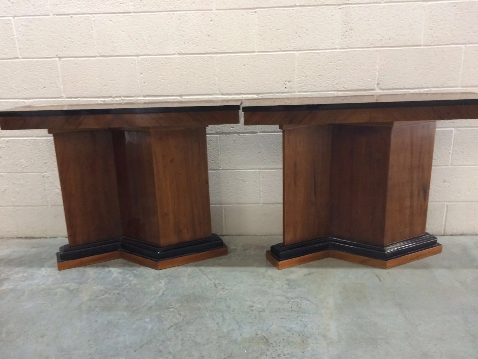 Duas consoles antigas com base sólida e design elegante