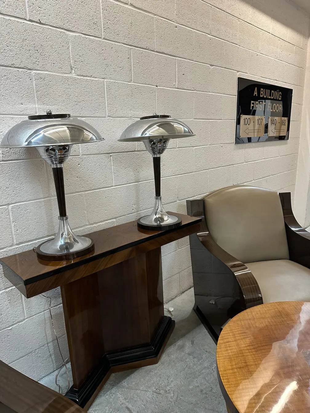 deux consoles anciennes avec des lampes dans un environnement moderne