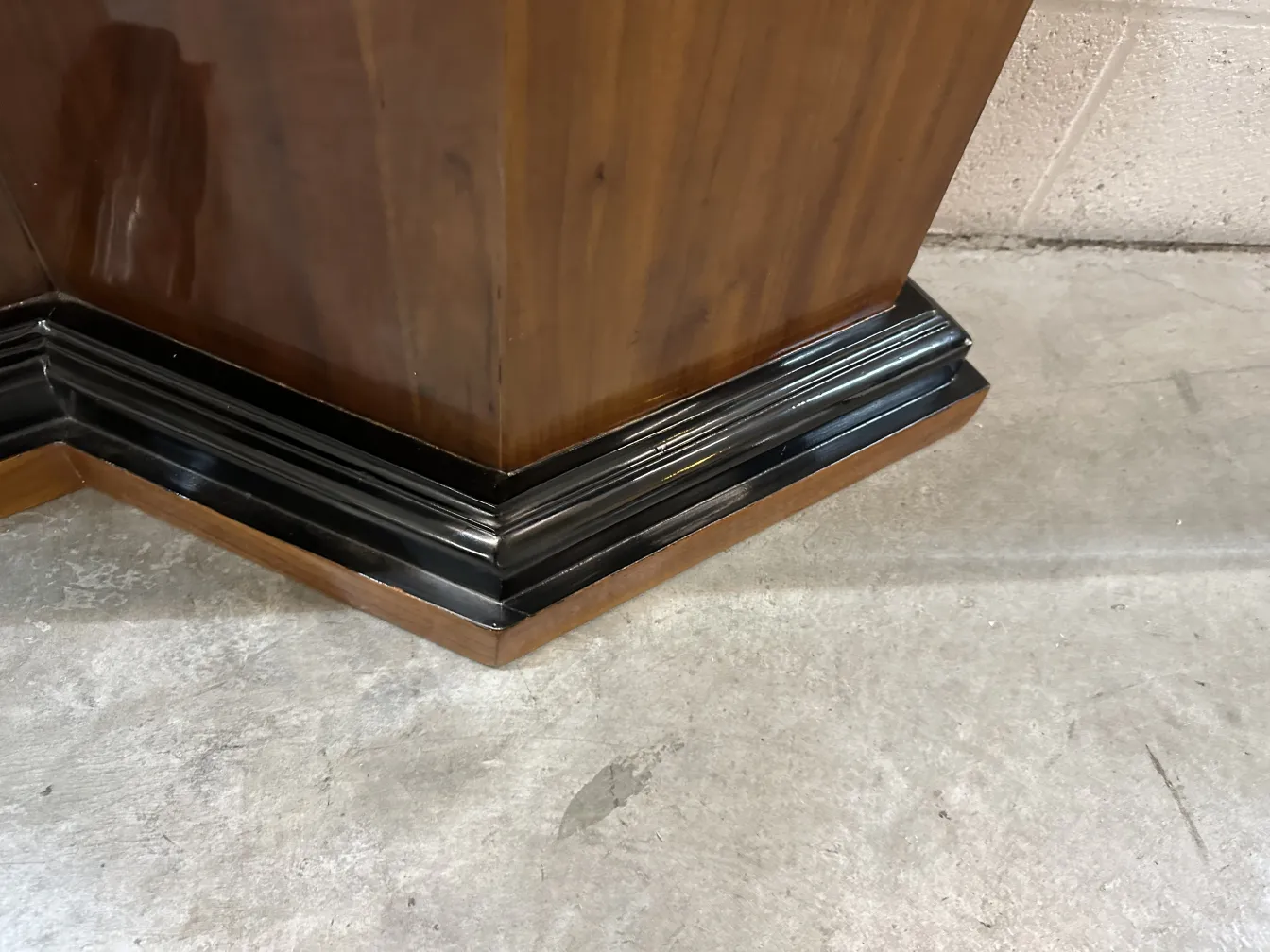 中立的な環境にある二台のアンティークコンソールテーブルのコーナー