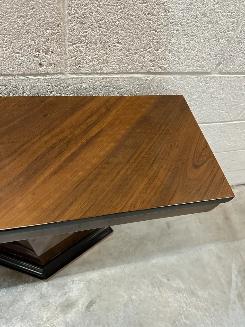 中立的な環境にある古い二台のコンソールテーブルの側面図