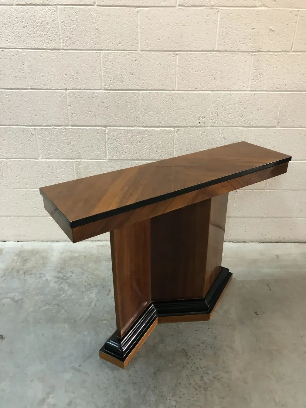 Due mobili dresuars antichi con design elegante e moderno, in un ambiente minimalista.