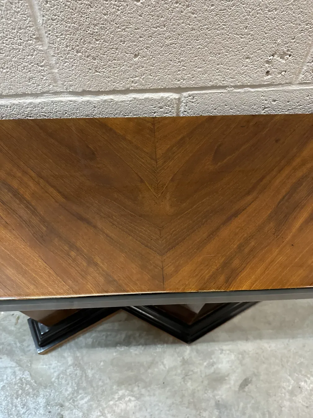 duas consolas antigas com design elegante e acabamento detalhado