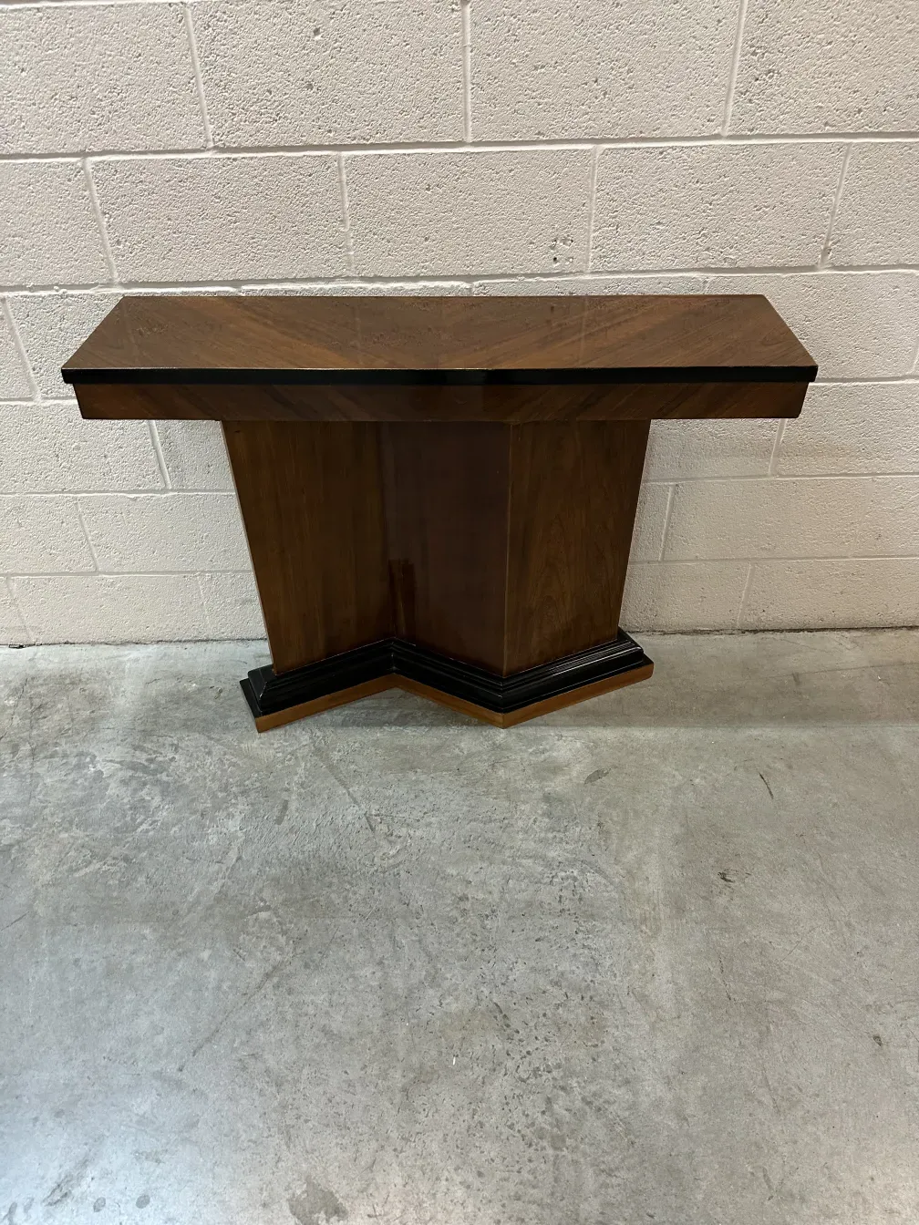 Duas consoles antigas com design elegante em um ambiente sóbrio.