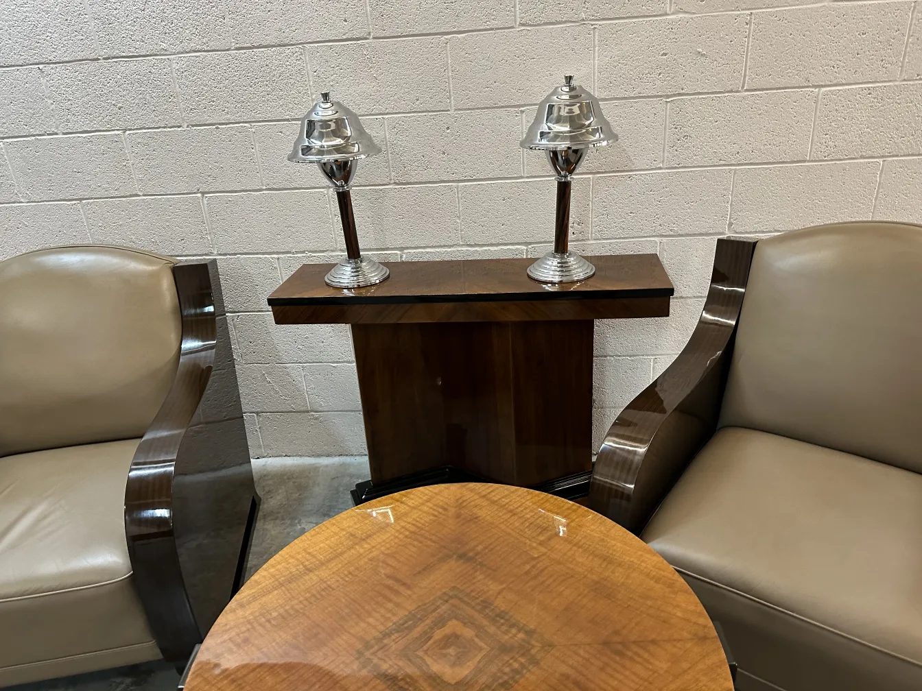 Dos consolas antiguas con diseño elegante y lámparas