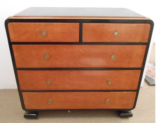 خزانة قديمة بأربع أدراج في بيئة بسيطة