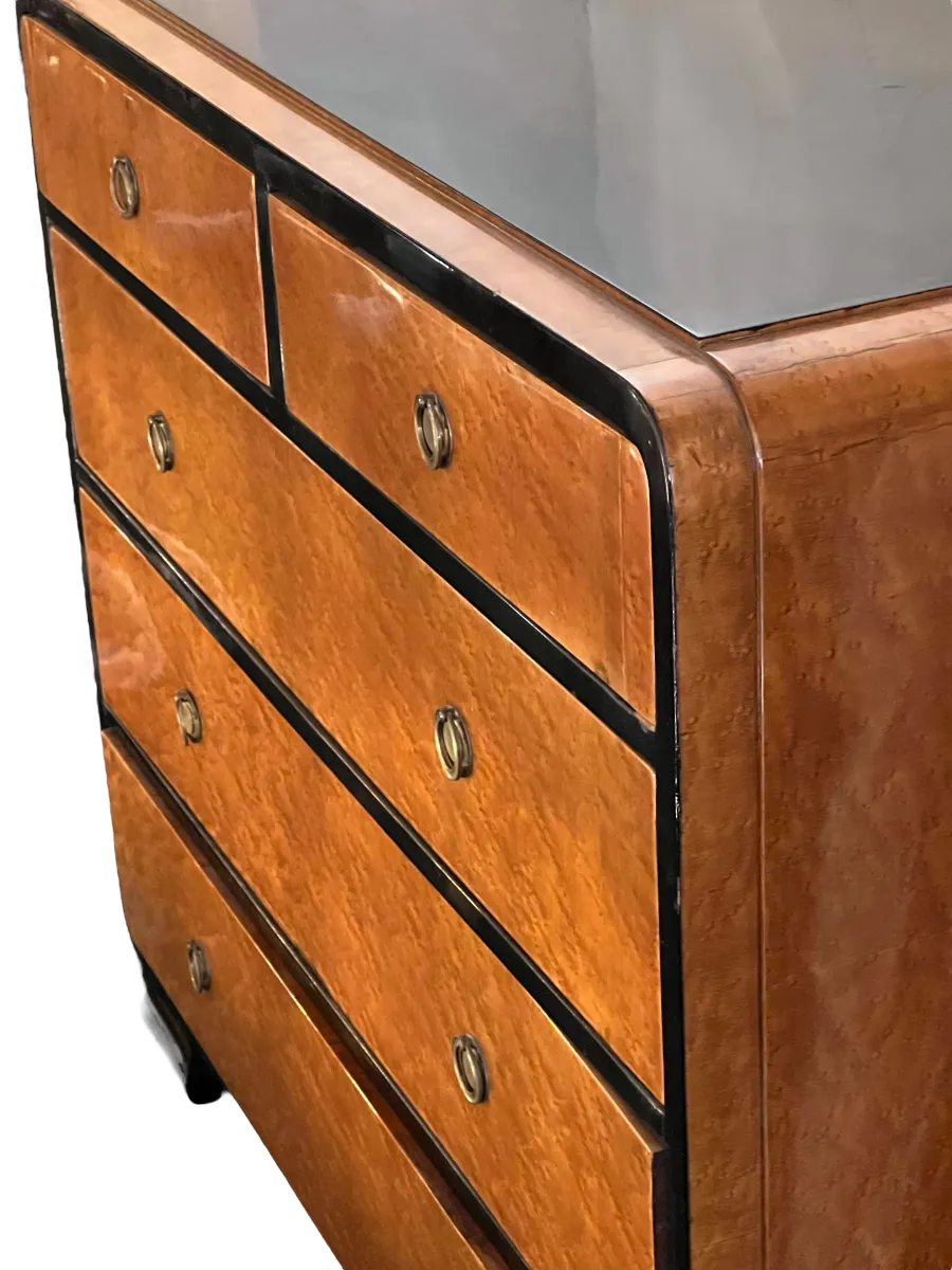 Commode ancienne avec quatre tiroirs en bois clair