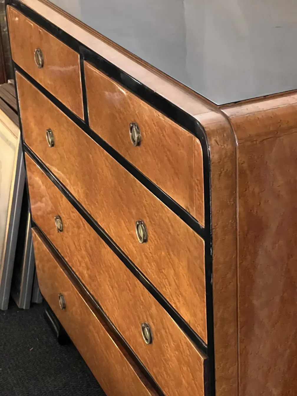 Commode antique avec poignées en métal et design élégant dans un cadre classique