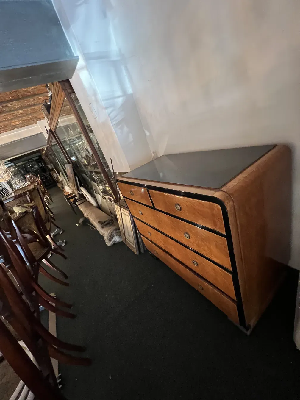 Commode ancienne avec plusieurs tiroirs et une finition classique dans un cadre antique.