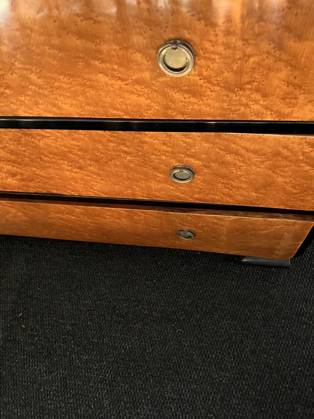 Cassetto antico con dettagli decorativi in legno.