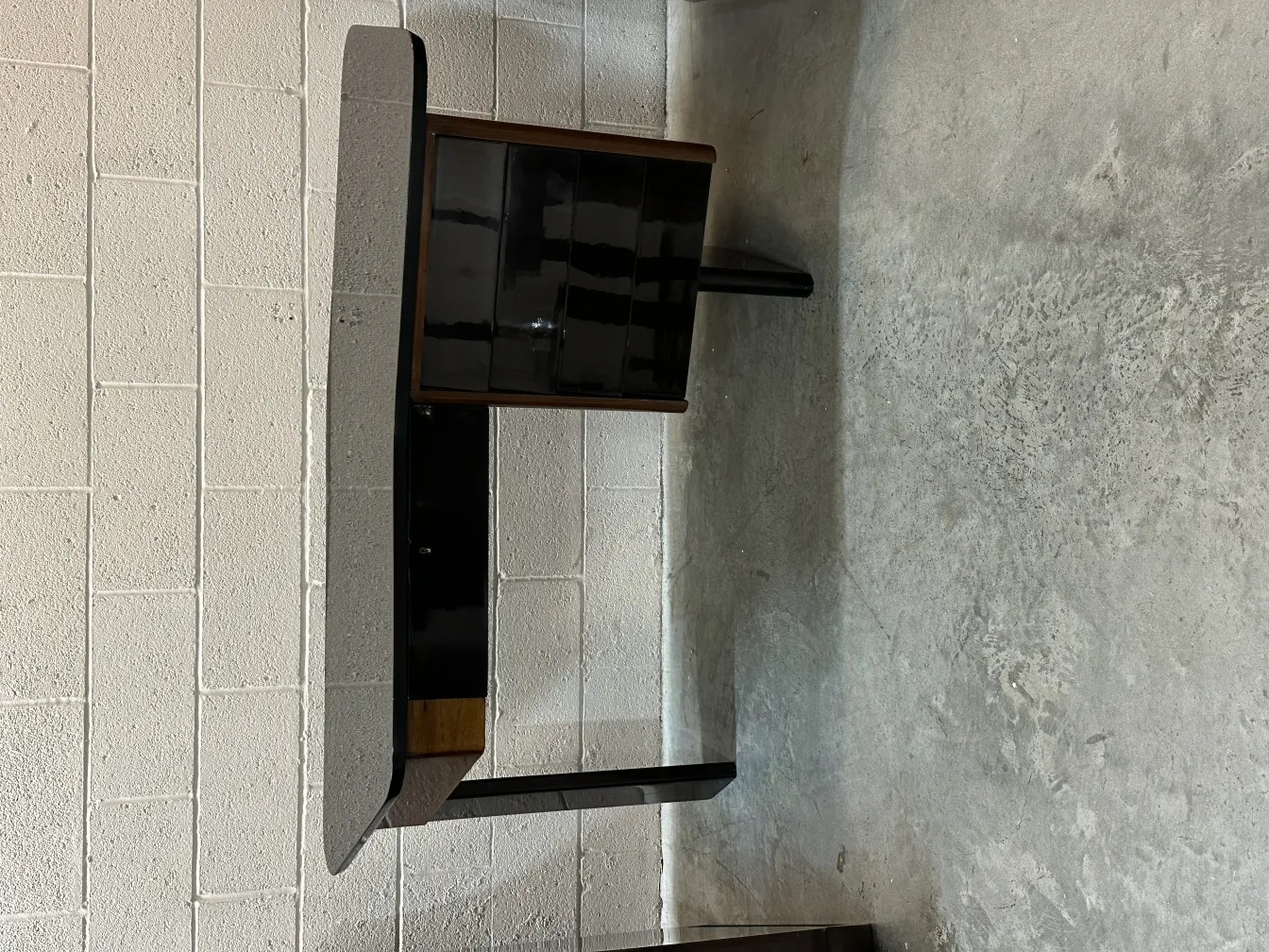 bureau ancien avec finition noire et deux tiroirs