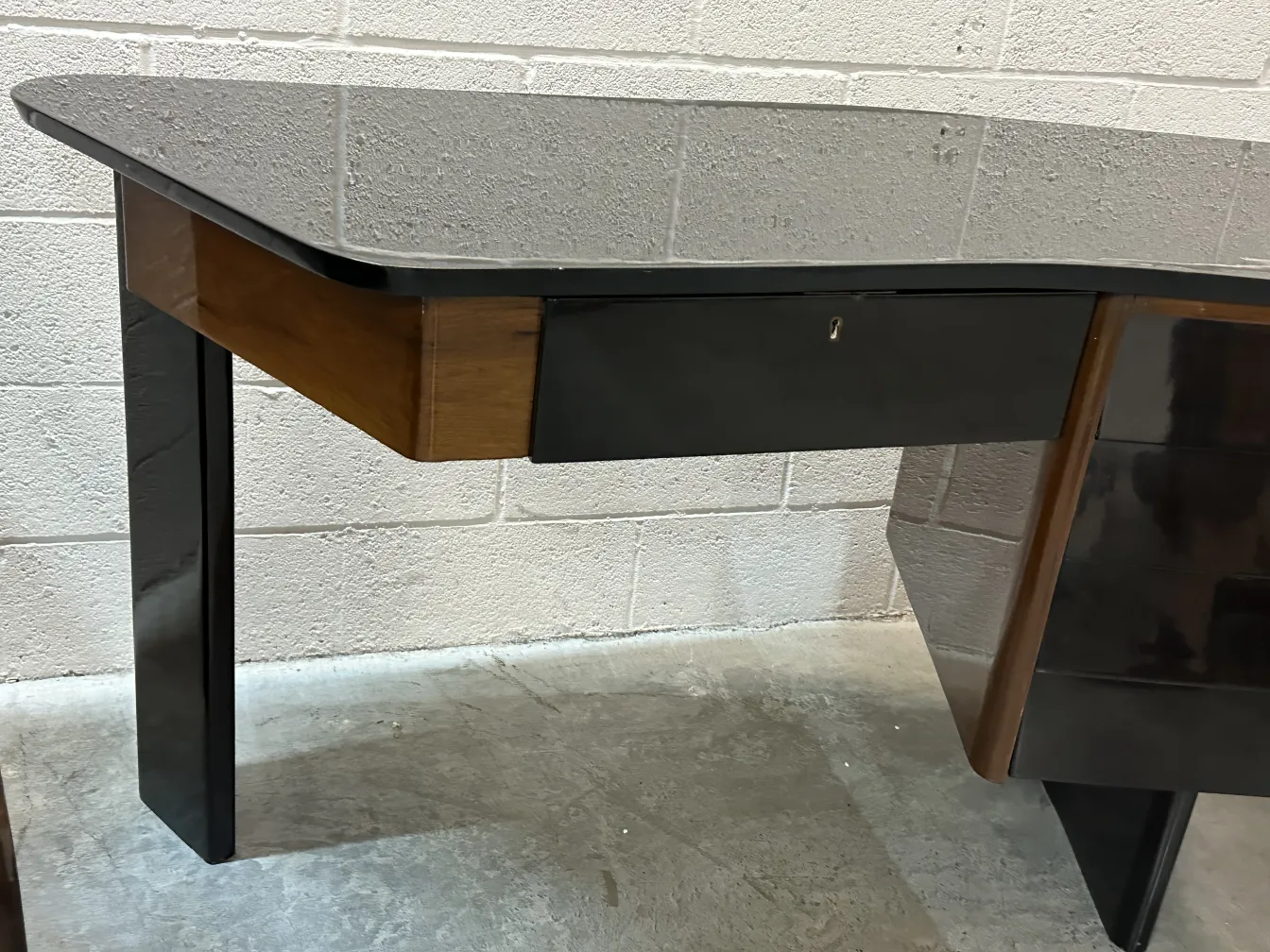 एक पुराने डेस्क का साइड व्यू, एक डिब्बे के साथ, क्लासिक स्टाइल।