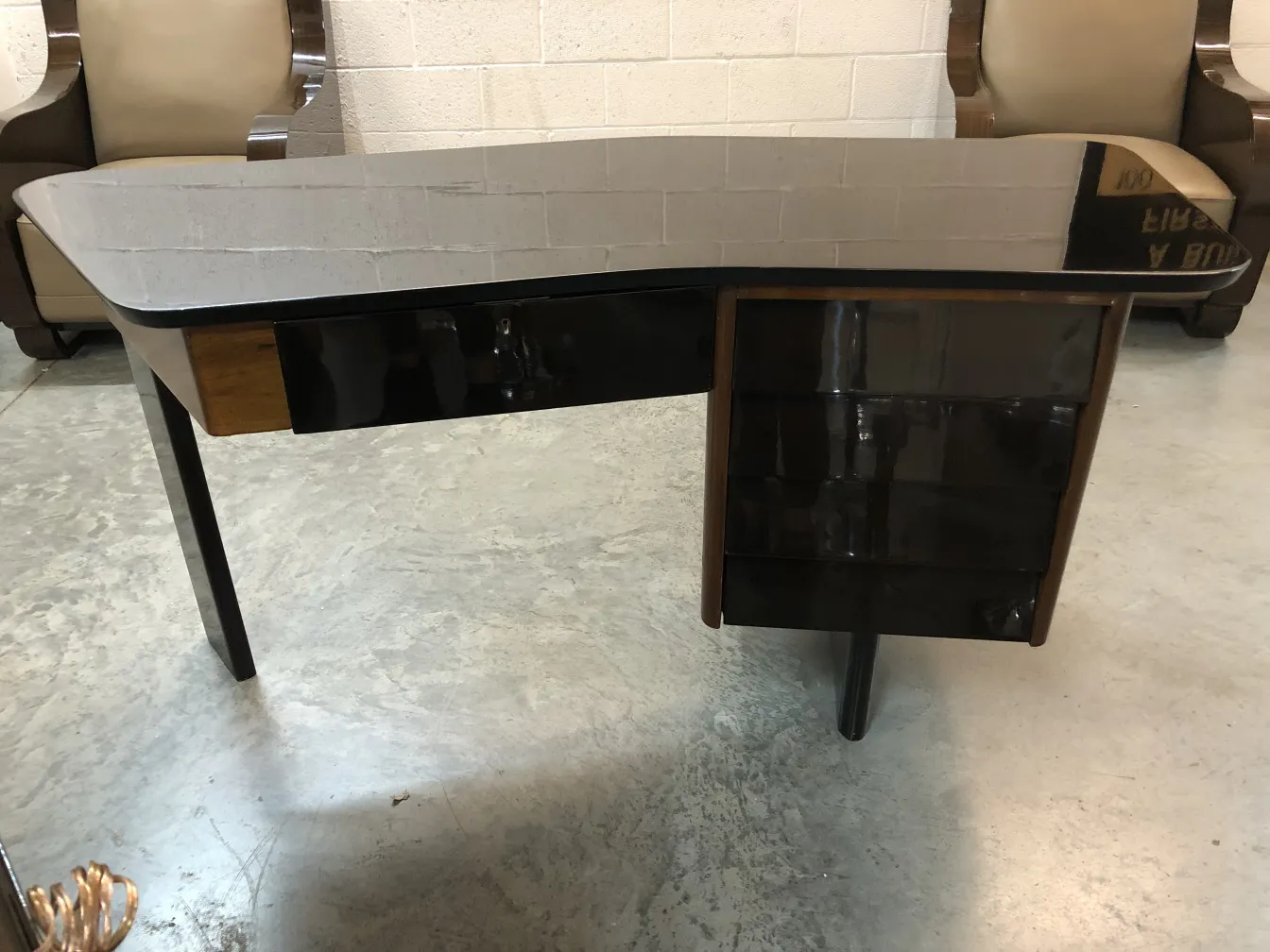 bureau ancien avec un design unique, entouré d'autres meubles