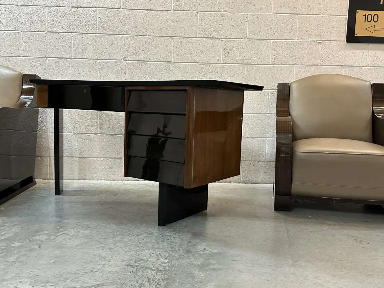 bureau ancien avec design élégant et chaises dans un cadre moderne
