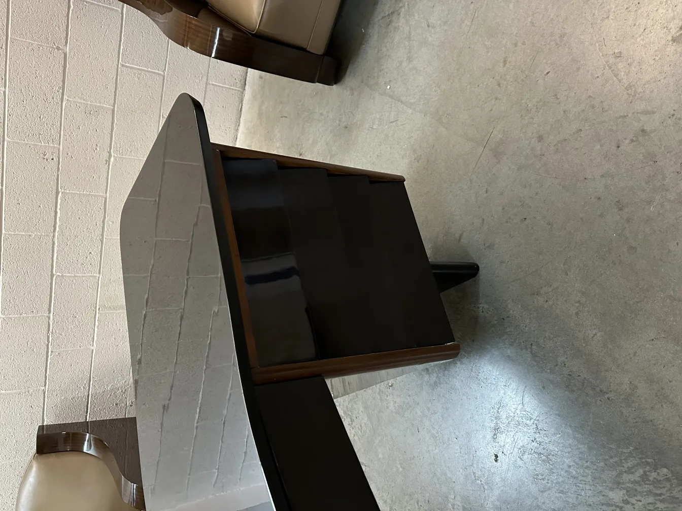 mesa de escritório antiga elegante com detalhes distintivos