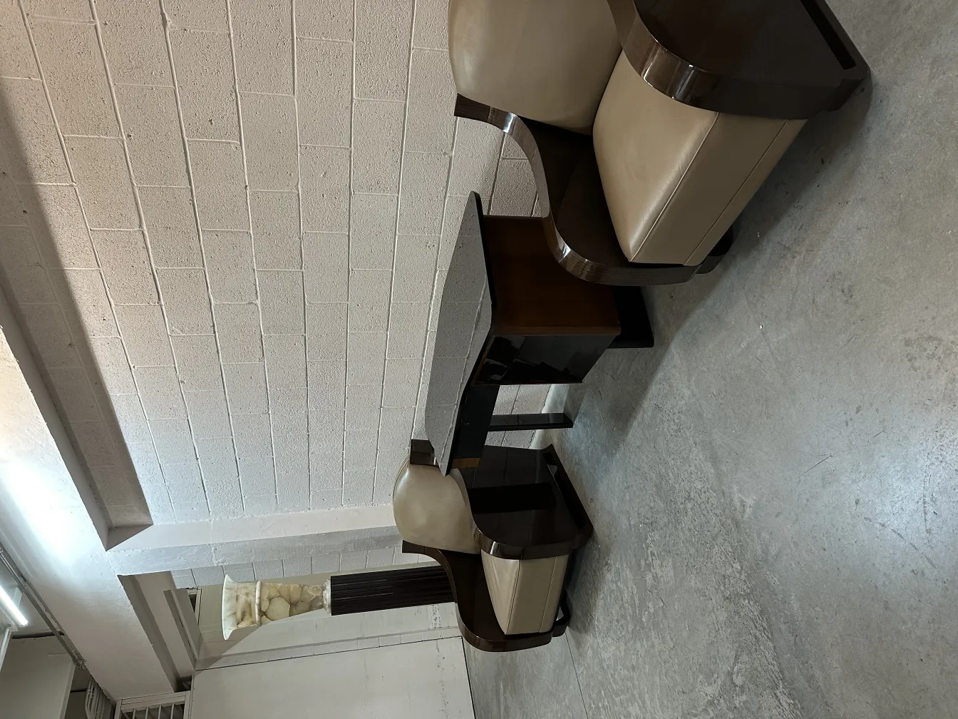 antiker Schreibtisch in einer einfachen Umgebung mit Stühlen