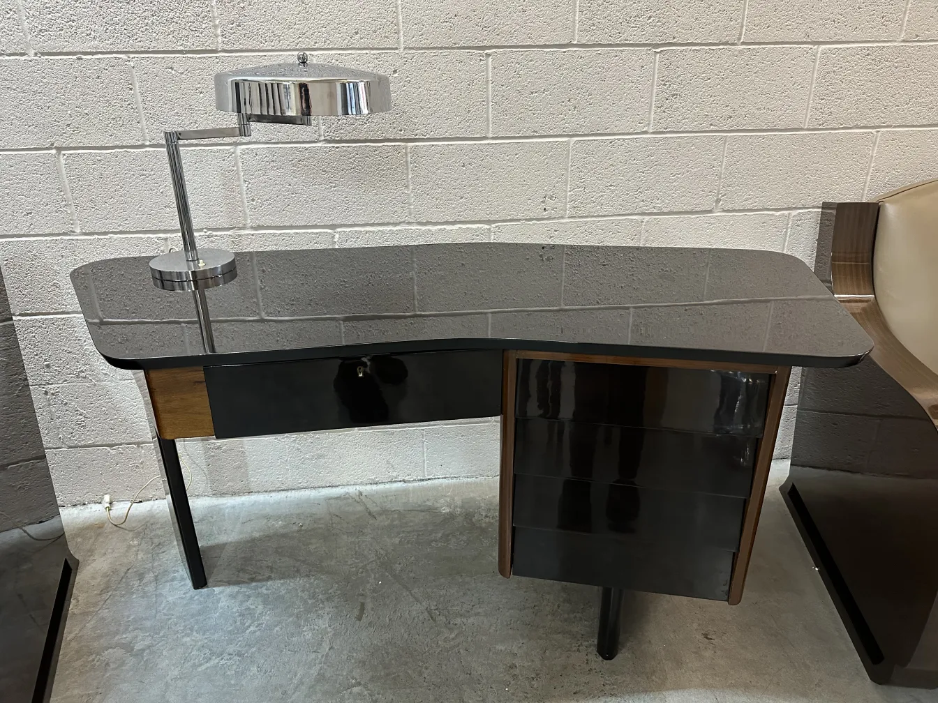 antiker schreibtisch mit eleganter form und moderner lampe