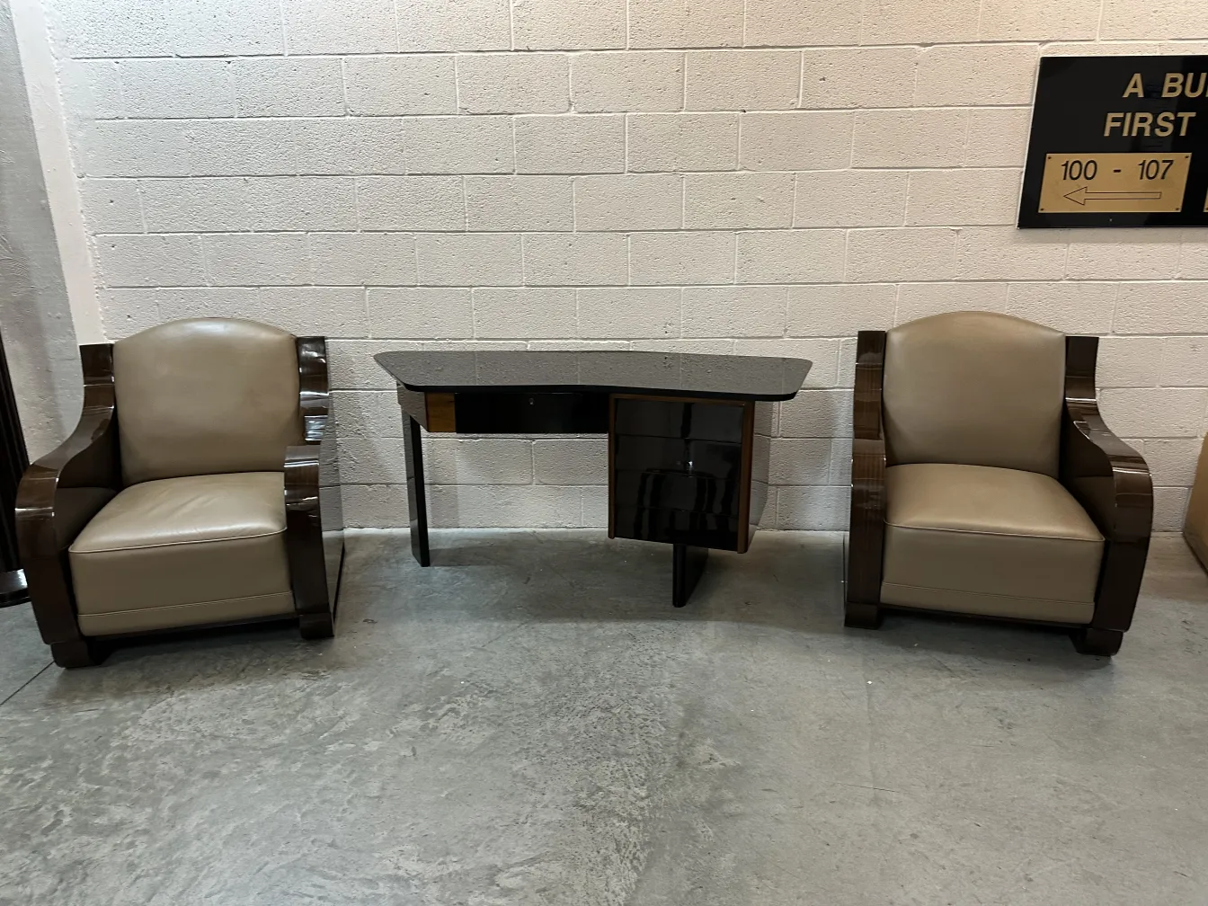 bureau ancien avec deux chaises dans un cadre minimaliste