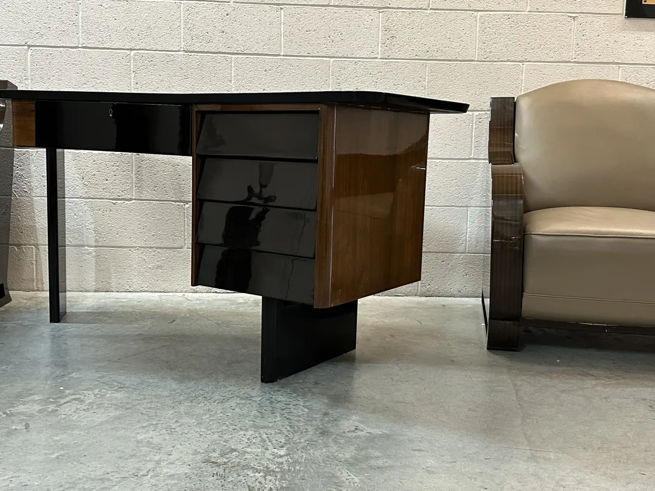 مكتب قديم مع أدراج في بيئة حديثة