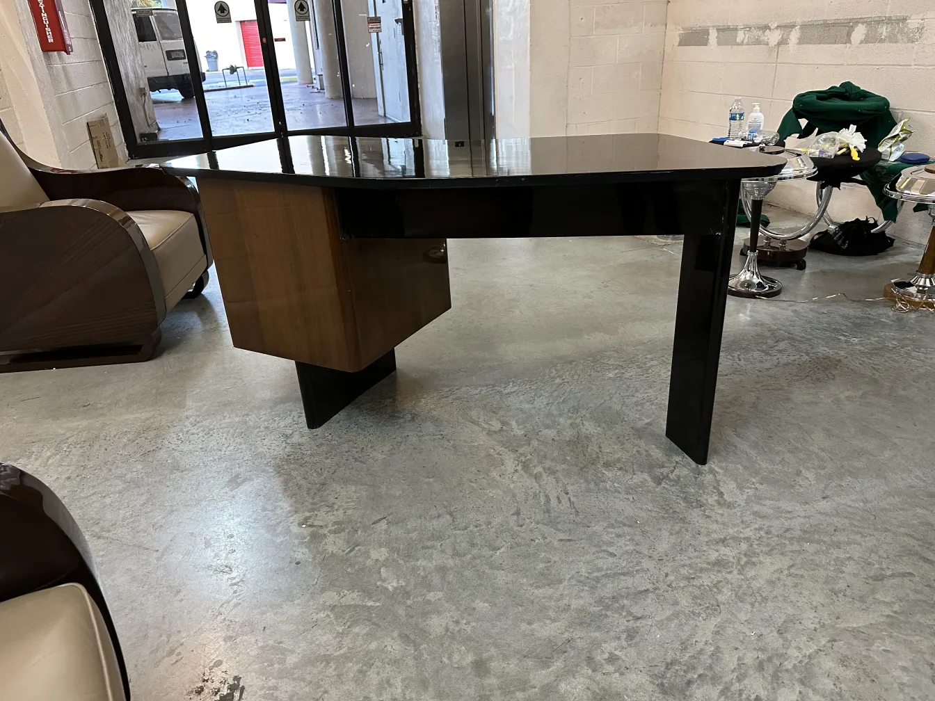 escritório antigo elegante com design e detalhes distintos